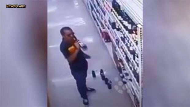 Terekam Kamera! Pencuri Ini Cicip Beberapa Wine di Rak Supermarket