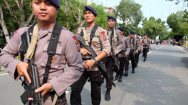 Polisi berjaga di Mapolrestabes Medan pascaledakan.