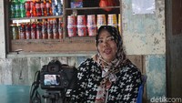 Menurut Ratna (39), salah satu pemilik warung di Pantai Pelawan, pantai ini jadi tujuan berlibur turis negara tetangga (Foto: Ahmad Masaul Khoiri/detikcom)