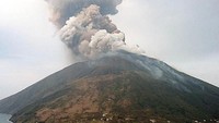 Pada awal tahun, terjadi ledakan dengan asap setinggi 2 km. Salah satu pejalan kaki meninggal dunia. (AFP)