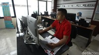 Satu per satu data pemohon SKCK diperiksa petugas.