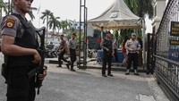 Petugas Kepolisian Polda Riau bersenjata lengkap berjaga di depan pintu masuk Mapolda Riau di Pekanbaru, Riau, Rabu (13/11/2019). Pascabom bunuh diri di Polrestabes Medan penjagaan di Mapolda Riau diperketat. ANTARA FOTO/Rony Muharrman.