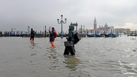 Laporan saat itu menyebut ketinggian air naik hingga 160 cm di atas permukaan laut pada kondisi pasang tinggi.
