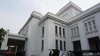 Sebagai gantinya pada tahun 1914 di sebelah Halte Sungai Lagoa dibangun stasiun baru oleh Staatsspoorwegen, perusahan kereta api Negara Hindia Belanda. Bangunan ini dirancang oleh Ir C.W.Koch Hoofdingernieur SS. Bangunan baru itu adalah stasiun yang sekarang. (Syanti/detikcom)