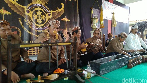 Kemudian para petugas Jamasan melakukan tugasnya membersihkan benda pusaka tersebut. Air yang digunakan untuk membersihkan menggunakan 7 mata air, antara lain Jambansari, Karangkamulyan, Imbanagara, Cimaragas, Nagaratengah, Cineam dan Tasikmalaya. Juga ditaburi tujuh jenis bunga. (Dadang Hermansyah/detikcom) Kemudian para petugas Jamasan melakukan tugasnya membersihkan benda pusaka tersebut. Air yang digunakan untuk membersihkan menggunakan 7 mata air, antara lain Jambansari, Karangkamulyan, Imbanagara, Cimaragas, Nagaratengah, Cineam dan Tasikmalaya. Juga ditaburi tujuh jenis bunga. (Dadang Hermansyah/detikcom)