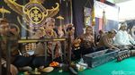Foto: Tradisi Mandikan Benda Pusaka Kerajaan di Ciamis