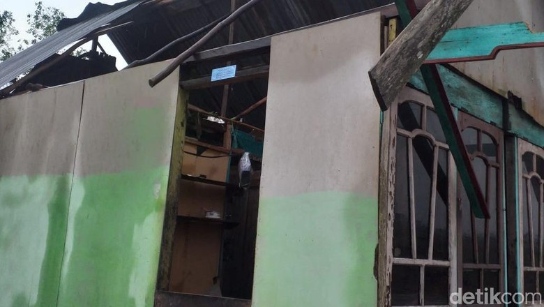 Puluhan Rumah di Banyuasin Sumsel Rusak Diterjang Angin Kencang Puluhan Rumah di Banyuasin Sumsel Rusak Diterjang Angin Kencang