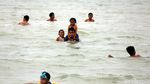 Asyiknya Bermain Air di Pantai Ketam Karimun Besar