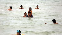 Pantai ini menjadi salah satu destinasi wisata favorit warga di wilayah perbatasan Indonesia dengan Singapura tersebut untuk menghabiskan waktu di akhir pekan atau saat libur panjang bersama keluarga maupun teman.