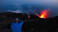 Pemandangan yang menakjubkan ini bisa dilihat saat pagi ataupun malam hari. Namun telah ada peringatan bahaya karena semburan lava ini dapay berakibat fatal. (AFP)