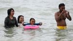 Asyiknya Bermain Air di Pantai Ketam Karimun Besar