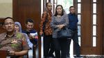 Perantara Suap Bowo Sidik Pakai Baju Menerawang di Sidang Vonis