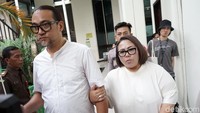 Tampil putih-putih, Nunung dan suami hadapi sidang tuntutan. Pool/Palevi S/detikFoto.
