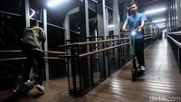 Meski dilarang digunakan di JPO hingga trotoar, penggunaa skuter listrik itu diperbolehkan berjalan di jalur sepeda.