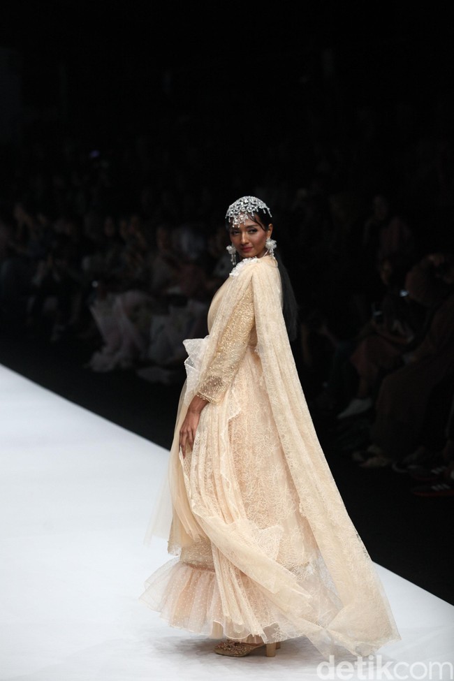 Fashion show Barli Asmara terinspirasi oleh wanita aktif yang dinamis di kota besar Asia Selatan. Yang ditampilkan di panggung Jakarta Fashion Week 2020, Senayan City, Jakarta. Sabtu [26/10/2019]. Foto: Rifkianto Nugroho/detikcom