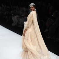 Fashion show Barli Asmara terinspirasi oleh wanita aktif yang dinamis di kota besar Asia Selatan. Yang ditampilkan di panggung Jakarta Fashion Week 2020, Senayan City, Jakarta. Sabtu [26/10/2019]. Foto: Rifkianto Nugroho/detikcom