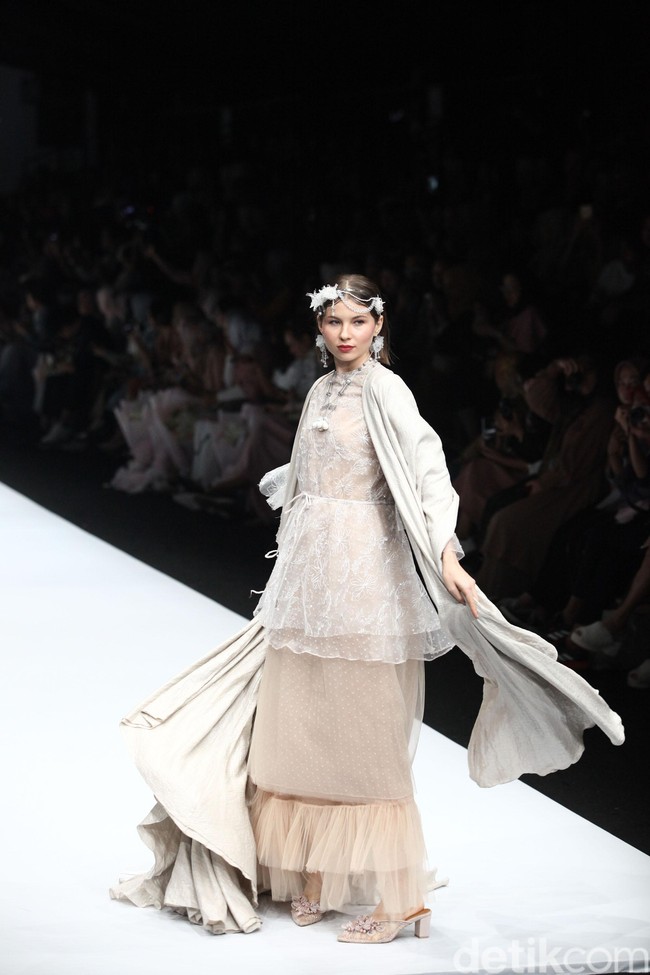 Fashion show Barli Asmara terinspirasi oleh wanita aktif yang dinamis di kota besar Asia Selatan. Yang ditampilkan di panggung Jakarta Fashion Week 2020, Senayan City, Jakarta. Sabtu [26/10/2019]. Foto: Rifkianto Nugroho/detikcom