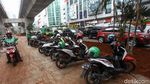 Motor Parkir Liar di Proyek JLNT Kuningan Makin Menjadi-jadi