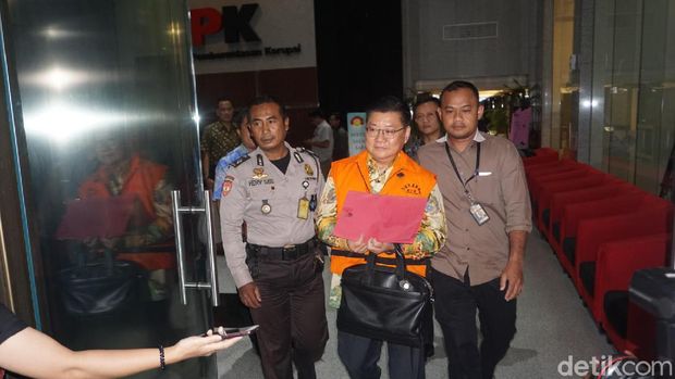  KPK menahan Komisaris PT WAE Darwin Maspolim tersangka kasus dugaan suap terkait pajak dealer mobil mewah. 
