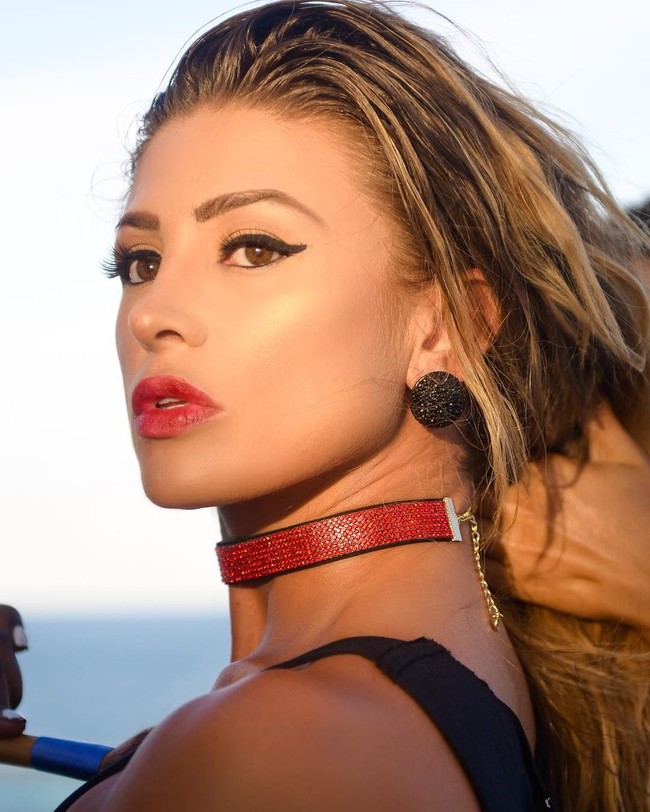 Francia pun dikritik banyak netizen. Sementara ia ingin mencuri perhatian para penggemarnya di Instagram, banyak netizen menuduhnya mengeksploitasi binatang. Foto: Instagram