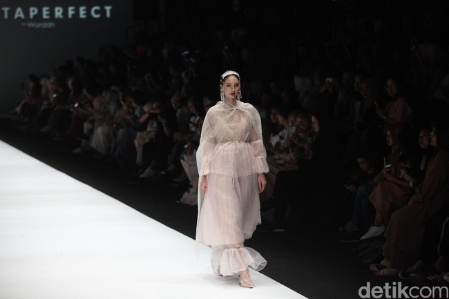 Fashion show Barli Asmara terinspirasi oleh wanita aktif yang dinamis di kota besar Asia Selatan. Yang ditampilkan di panggung Jakarta Fashion Week 2020, Senayan City, Jakarta. Sabtu [26/10/2019]. Foto: Rifkianto Nugroho/detikcom