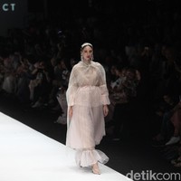 Fashion show Barli Asmara terinspirasi oleh wanita aktif yang dinamis di kota besar Asia Selatan. Yang ditampilkan di panggung Jakarta Fashion Week 2020, Senayan City, Jakarta. Sabtu [26/10/2019]. Foto: Rifkianto Nugroho/detikcom