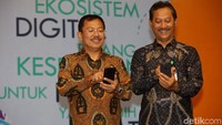 Menteri Kesehatan Terawan Agus Putranto bersama Dirjen Pelayanan Kesehatan Bambang Wibowo menekan tombol melalui telepon genggam saat meluncurkan aplikasi Sehat Pedia dalam pembukaan Parade Inovasi Digital Bidang Kesehatan Tahun 2019 yang digelar di Kantor Kemenkes, Jakarta, Rabu (13/11/2019).