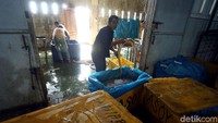 Produksi perusahaan itu pun dapat terus berkembang. Tak hanya menjual ikan kepada warga setempat, ikan-ikan itu juga dijual ke luar kota Indonesia, seperti Jakarta, dan bahkan sudah menembus pasar negara tetangga seperti Singapura.