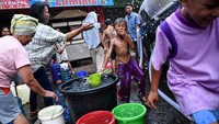 Anak-anak terlihat semringah saat bantuan pasokan air bersih tiba.