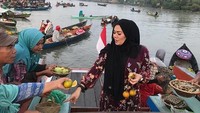 Berkunjung ke Lok Baintan Floating Market, Sarita sempat belanja beberapa buah-buahan hingga camilan yang ada di pasar mengapung itu. Foto: Instagram @queen_saritaabdulmukti