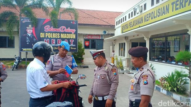 Petugas memeriksa pengunjung di Polres Madiun 