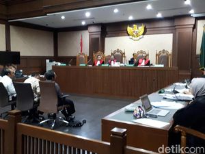 Hakim Cecar Saksi soal Siapa Bayar Kamar Hotel Rommy Saat OTT