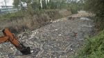 Tumpukan Sampah di Kali Jambe Mulai Dibersihkan