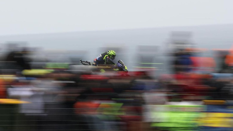 Rossi PHILLIP ISLAND, AUSTRALIA - OCTOBER 27: Valentino Rossi of Italy rides the #46 Yamaha Factory Racing Yamaha during qualifying for the 2019 MotoGP of Australia at Phillip Island Grand Prix Circuit on October 27, 2019 in Phillip Island, Australia. (Photo by Robert Cianflone/Getty Images)