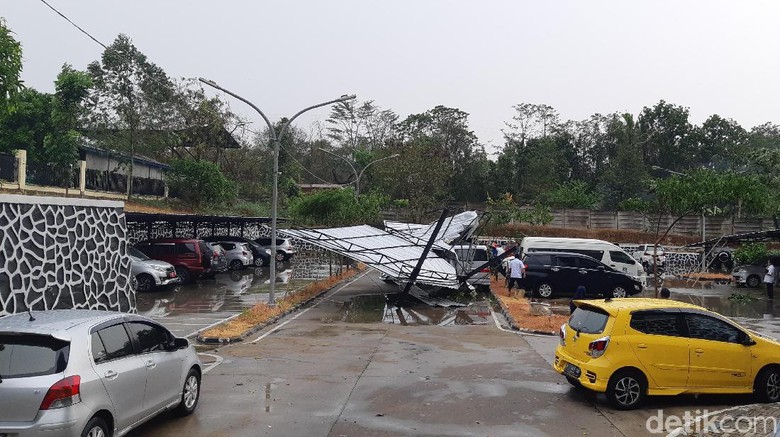 Hujan Es dan Angin Kencang di Serang, Pohon-Tower Bertumbangan Hujan Es dan Angin Kencang di Serang, Pohon-Tower Bertumbangan