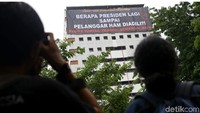 Selain aksi tabur bunga, nampak pula spanduk berukuran besar yang bertuliskan Berapa Presiden Lagi Sampai Pelanggar HAM Diadili dibentangkan di salah satu gedung.