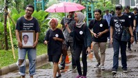 Maria Catarina Sumarsih yang merupakan ibu dari Bernardinus Realino Norma Irmawan, salah satu korban Tragedi Semanggi I, turut hadir di acara tabur bunga tersebut.