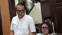 Tak ada komentar apa-apa dari mulut Nunung saat ditanya awak media. Pool/Palevi S/detikFoto.