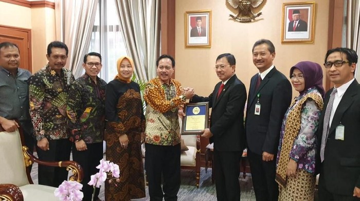 dr Supriyanto bertemu dengan Menkes Terawan. Foto: dok. pribadi dr Supriyanto bertemu dengan Menkes Terawan. Foto: dok. pribadi
