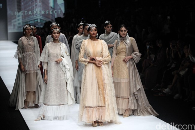 Fashion show Barli Asmara terinspirasi oleh wanita aktif yang dinamis di kota besar Asia Selatan. Yang ditampilkan di panggung Jakarta Fashion Week 2020, Senayan City, Jakarta. Sabtu [26/10/2019]. Foto: Rifkianto Nugroho/detikcom