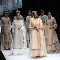 Fashion show Barli Asmara terinspirasi oleh wanita aktif yang dinamis di kota besar Asia Selatan. Yang ditampilkan di panggung Jakarta Fashion Week 2020, Senayan City, Jakarta. Sabtu [26/10/2019]. Foto: Rifkianto Nugroho/detikcom