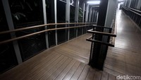 Terlihat bekas ceplakan ban skuter listrik terpampang jelas di sekujur lantai JPO itu. Di JPO itu, tidak terlihat kerusakan yang berarti, hanya terlihat noda-noda hitam bekas ceplakan ban.