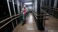 Kepala Dinas Perhubungan DKI Jakarta, Syafrin Liputo pun mengatakan warga tak diperbolehkan menggunakan skuter listrik di trotoar kecuali trotoar yang bekerja sama dengan perusahaan penyedia sewanya. Salah satunya di area Gelora Bung Karno (GBK).