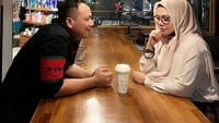 Begini momen manis saat Sarita membagikan fotonya tengah ngopi di salah satu kafe, ditemani dengan Vicky yang tengah menatapnya dengan senyuman bahagia. Foto: Instagram @queen_saritaabdulmukti