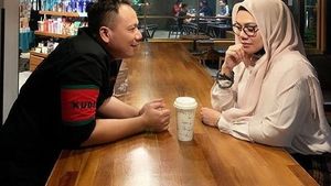 Ini Momen Ngopi Sarita Abdul Mukti dengan Vicky Prasetyo yang Manis