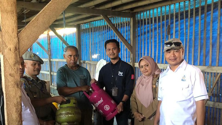 Sidak, Peternak Ketahuan Gunakan LPG 3 Kg Buat Penghangat Ayam Sidak, Peternak Ketahuan Gunakan LPG 3 Kg Buat Penghangat Ayam