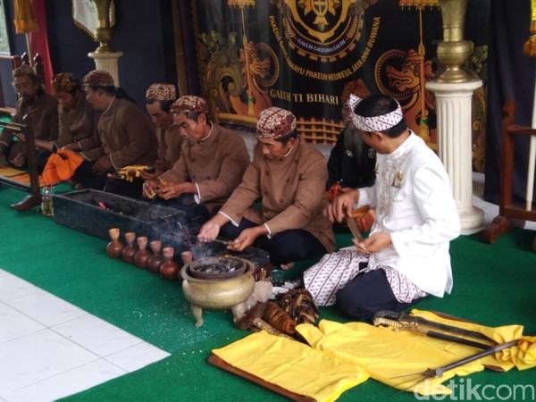 Prosesi diawali mengeluarkan benda pusaka peninggalan kerjaan galuh dan keadipatian galuh dari museum. Benda pusaka tersebut sebelumnya telah dibawa ke situs makam Jambansari (RAA Koeseomadiningrat) yang merupakan Bupati Galuh. Prosesi diawali mengeluarkan benda pusaka peninggalan kerjaan galuh dan keadipatian galuh dari museum. Benda pusaka tersebut sebelumnya telah dibawa ke situs makam Jambansari (RAA Koeseomadiningrat) yang merupakan Bupati Galuh.
