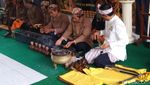 Foto: Tradisi Mandikan Benda Pusaka Kerajaan di Ciamis