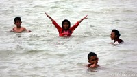 Sejumlah anak-anak nampak asyik bermain air dan berenang di Pantai Ketam yang berada di Kabupaten Karimun, Kepulauan Riau.