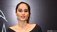 Cinta Laura saat ditemui di kawasan Cinere, Jakarta Pusat pada Selasa (12/11). Pool/Noel/detikFoto.